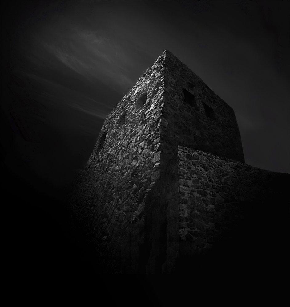 Dunkler Steinturm von Margaret Halaby