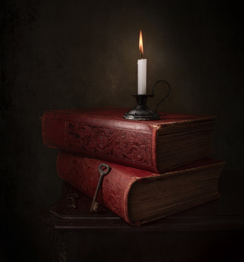 Kerzenlicht Bücher und Schlüssel von Margareth Perfoncio