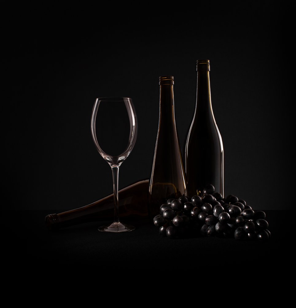 Elegantes Wein-Stillleben von Margareth Perfoncio