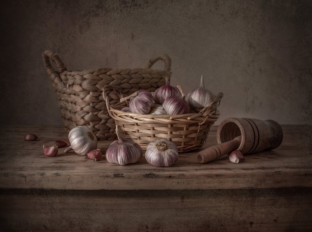 Rustikales Knoblauch-Stillleben von Margareth Perfoncio