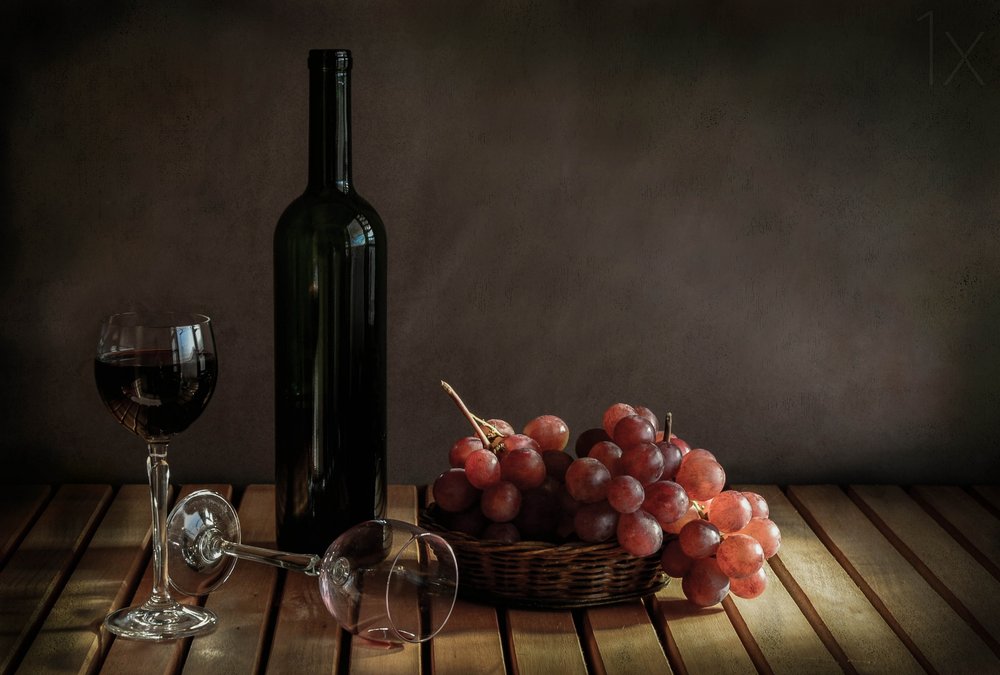 Rustikaler Wein und Trauben von Margareth Perfoncio