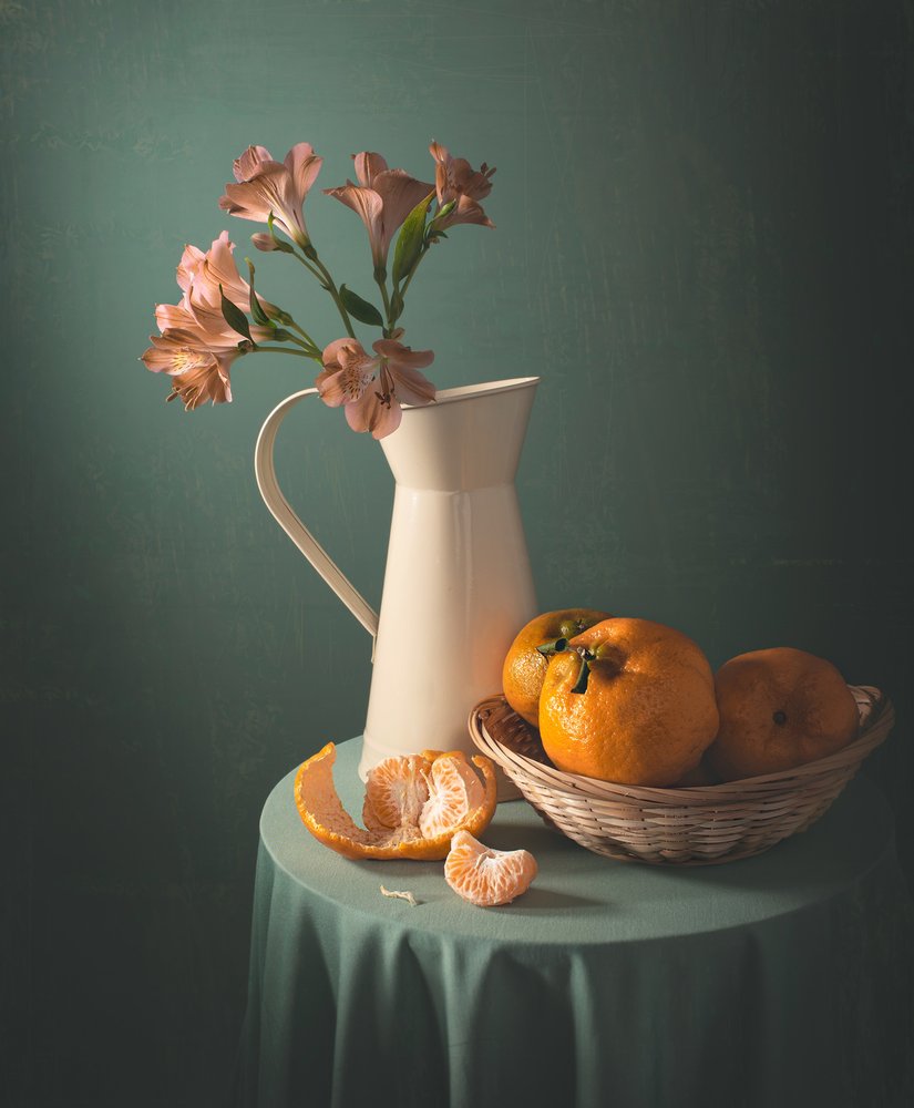 Mandarinen und rosa Blumen von Margareth Perfoncio