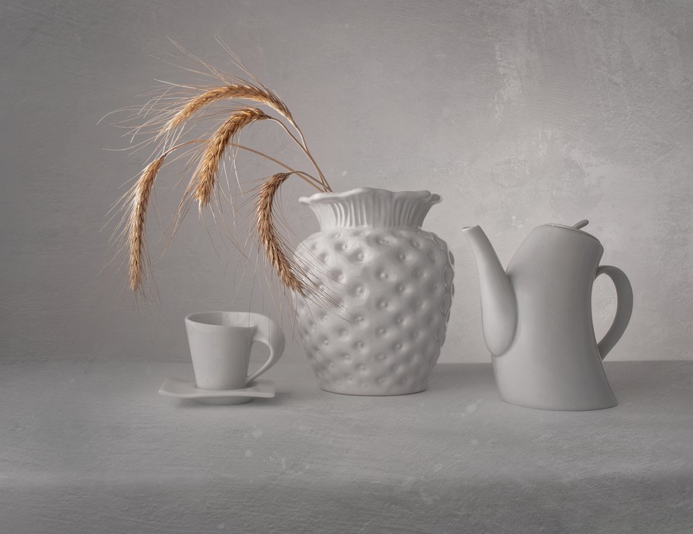 Weißes Minimalistisches Stillleben von Margareth Perfoncio