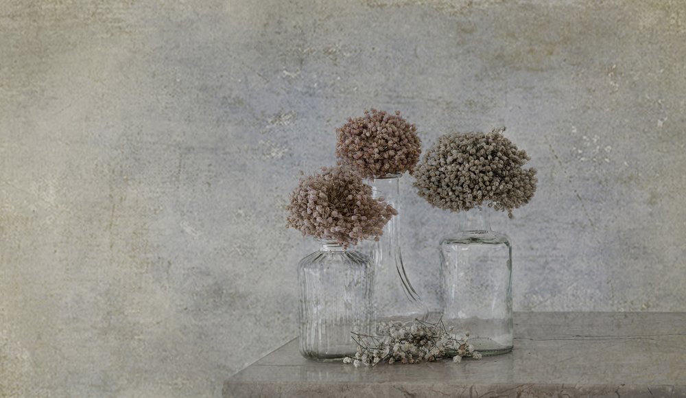 Rustikales getrocknetes Blumenstillleben von Marie-anne Stas