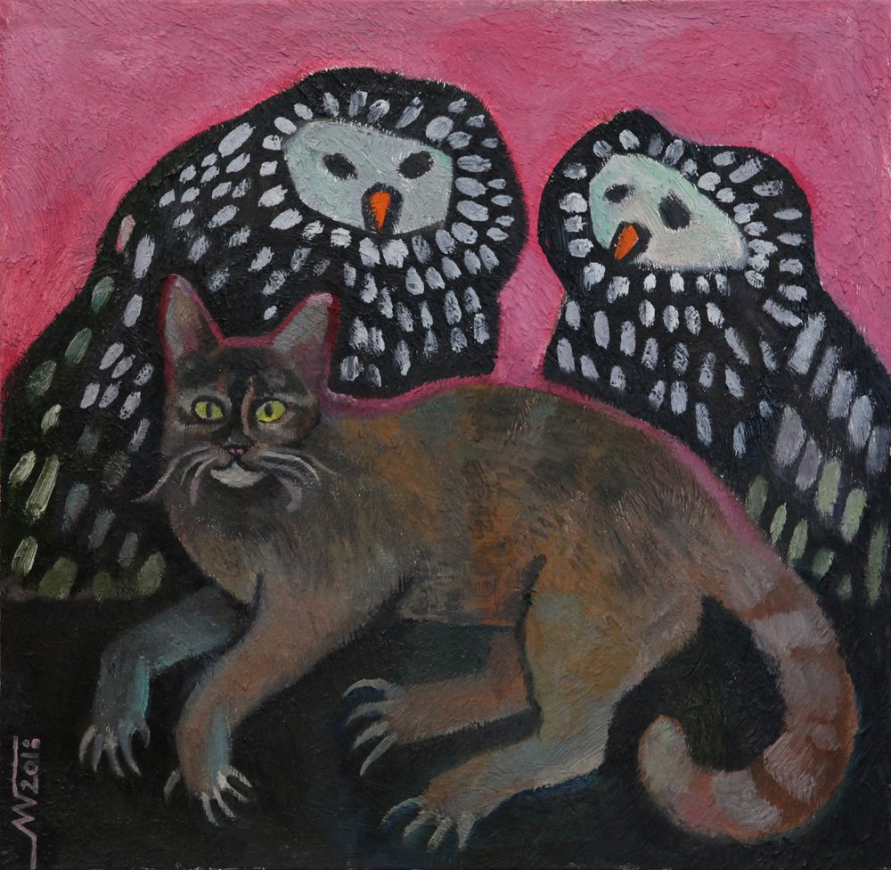 Verspielte Katze mit Eulen von Marina Gorkaeva