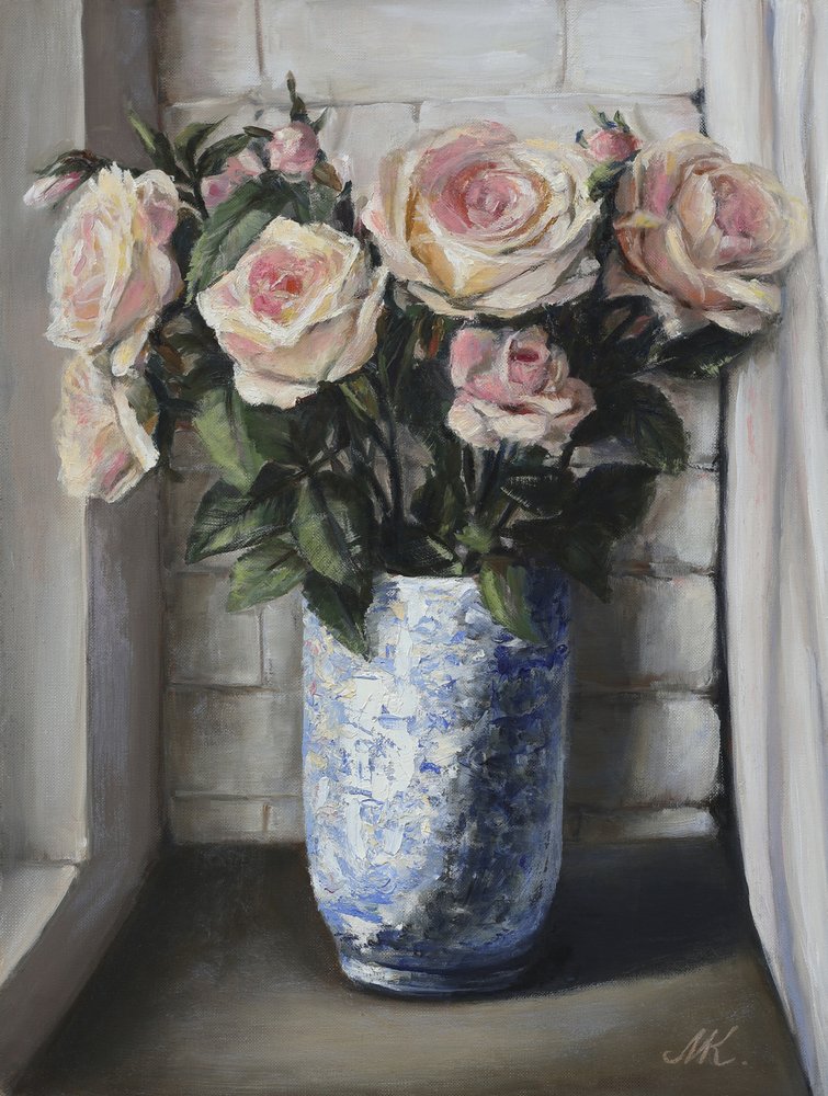 Rosa Rosen auf der Fensterbank - Gemälde mit blauer Keramikvase von Marina Kozyr