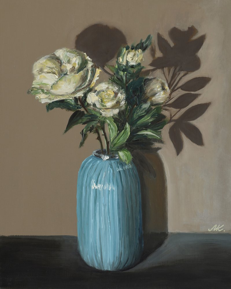 Weiße Pfingstrosen in einer blauen Vase - stimmungsvolles Blumenstillleben von Marina Kozyr