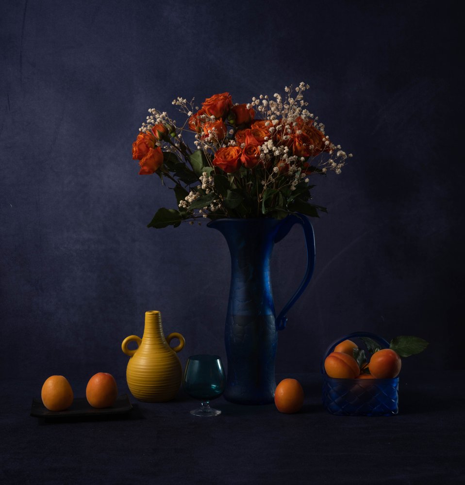 Stimmungsvolle Blumen und Aprikosen von May G