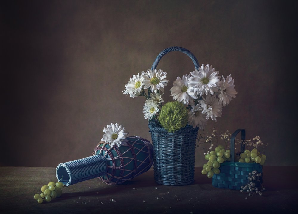 Weiße Blumen und Trauben von May G
