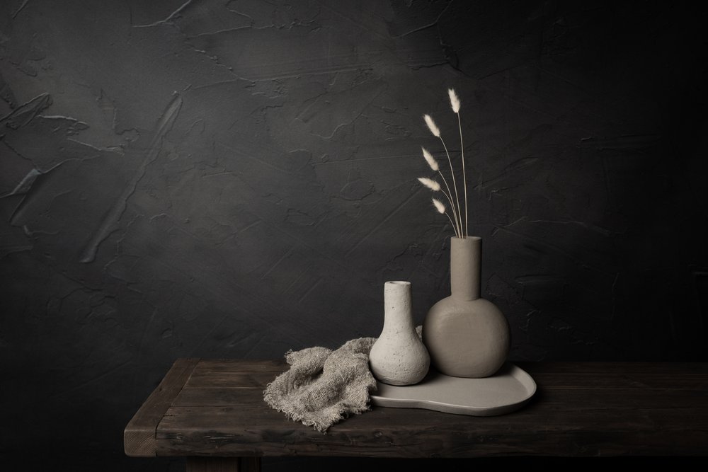 Minimalistische Vasen und Gras von Mayra Pama