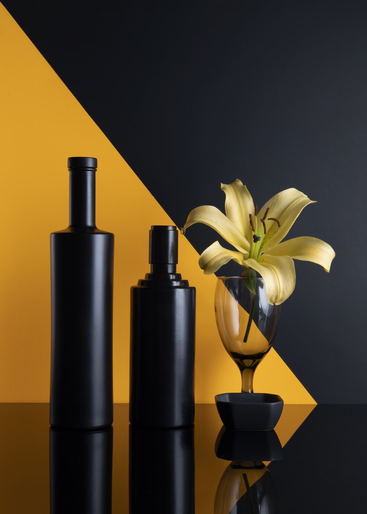 Schwarze Flaschen Goldene Lilie von Ming Chen