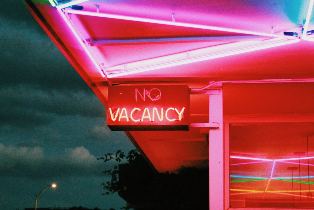 Kein freies Zimmer Neon Nacht von Samantha Hearn