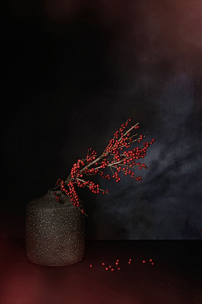 Purpurrote Beeren in Vase von Saskia Dingemans
