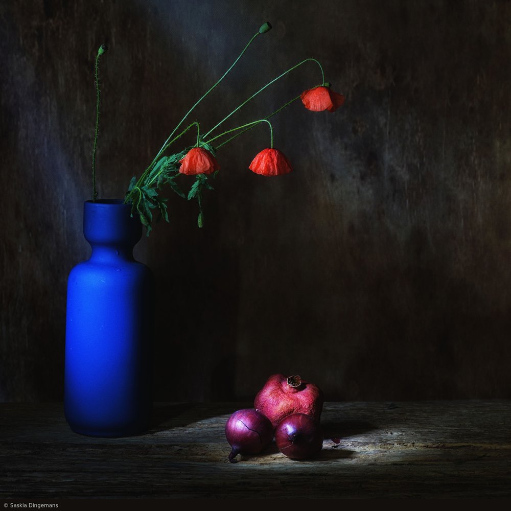 Stimmungsvolle Mohnblumen-Stillleben von Saskia Dingemans