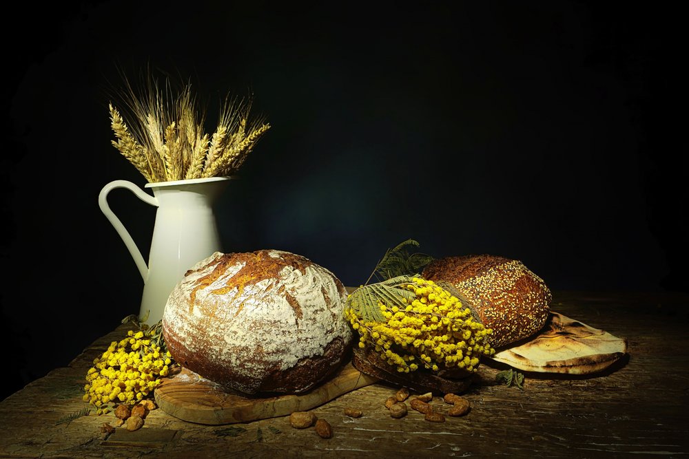 Rustikales Brot und Weizen Stillleben von Saskia Dingemans