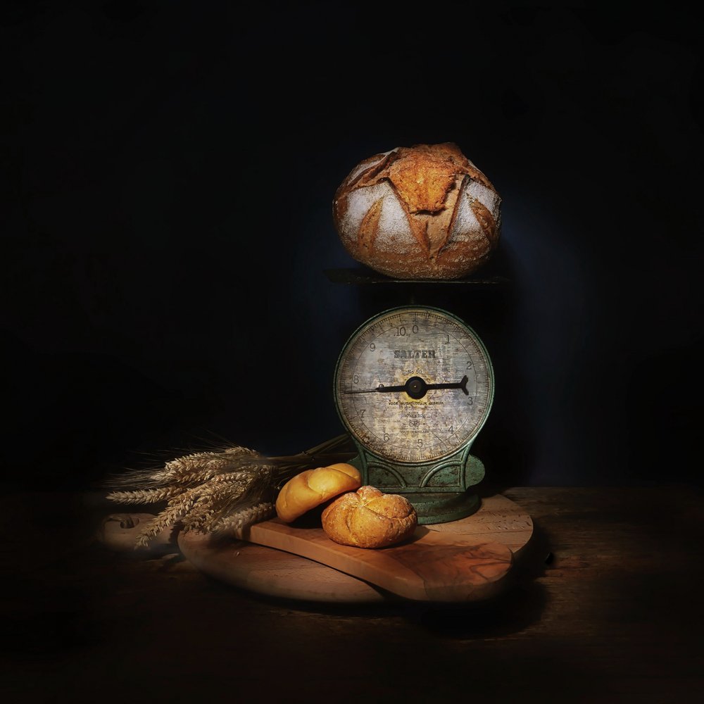 Sauerteigbrot und Waage von Saskia Dingemans