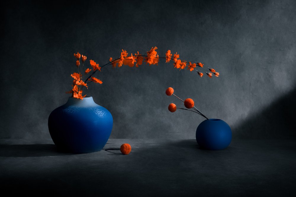 Blaue Vasen Orange Blüten von Siyu_Wei APA