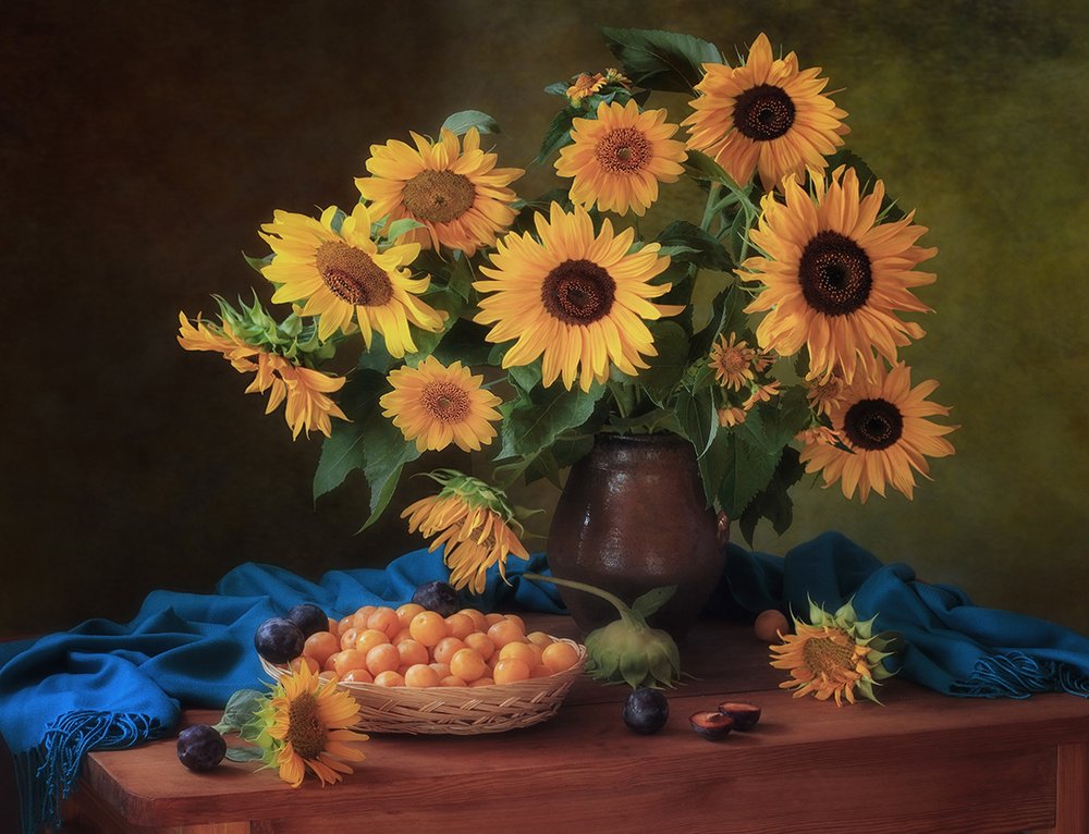 Herbstsonnenblumen und Pflaumen von Tatyana Skorokhod