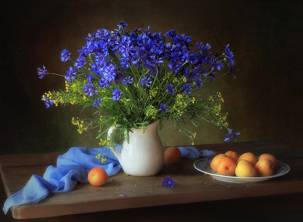 Blaue Kornblumen und Aprikosen von Tatyana Skorokhod
