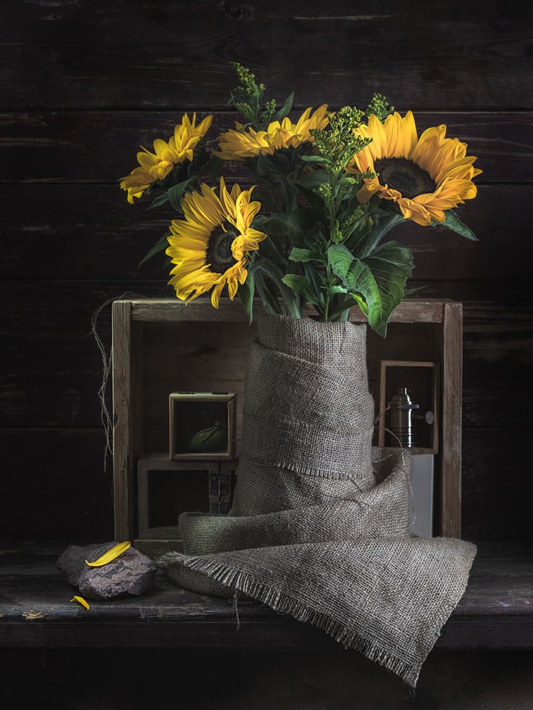 Rustikales Sonnenblumen-Stillleben von Vadim Kulinsky