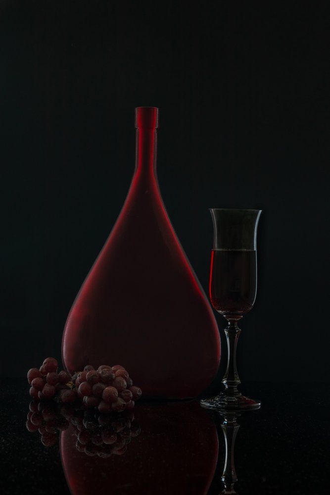 Elegantes Rotes Wein-Stillleben von Wendy Xu
