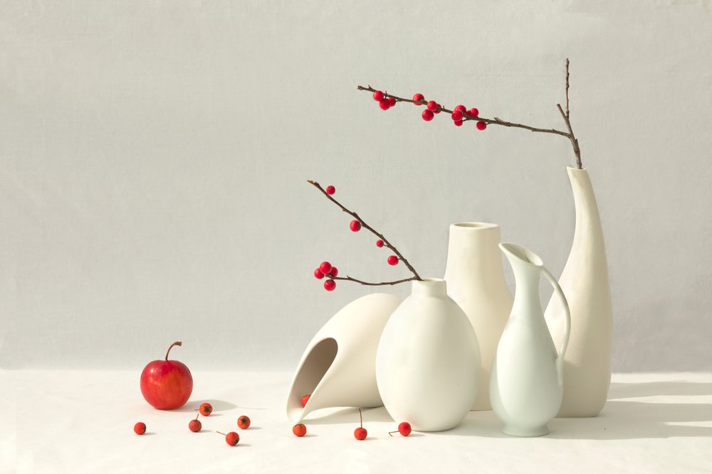 Rote Beeren, weiße Vasen von Wendy Xu