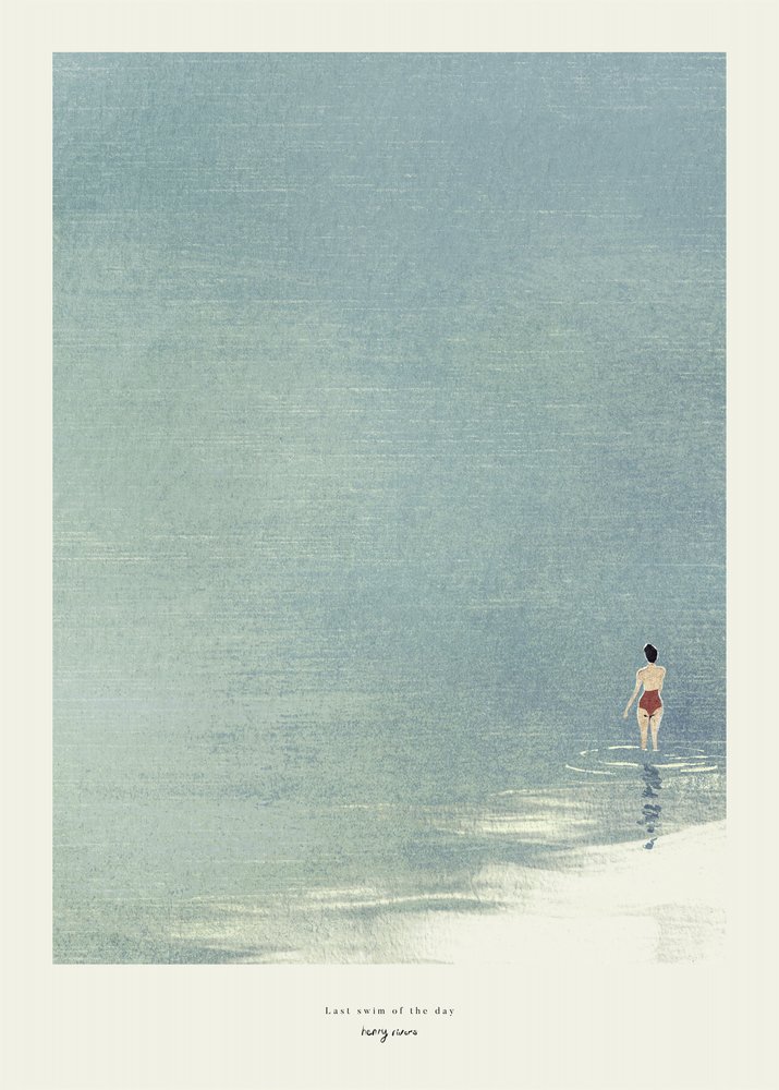Frau im ruhigen Wasser von longwayhome