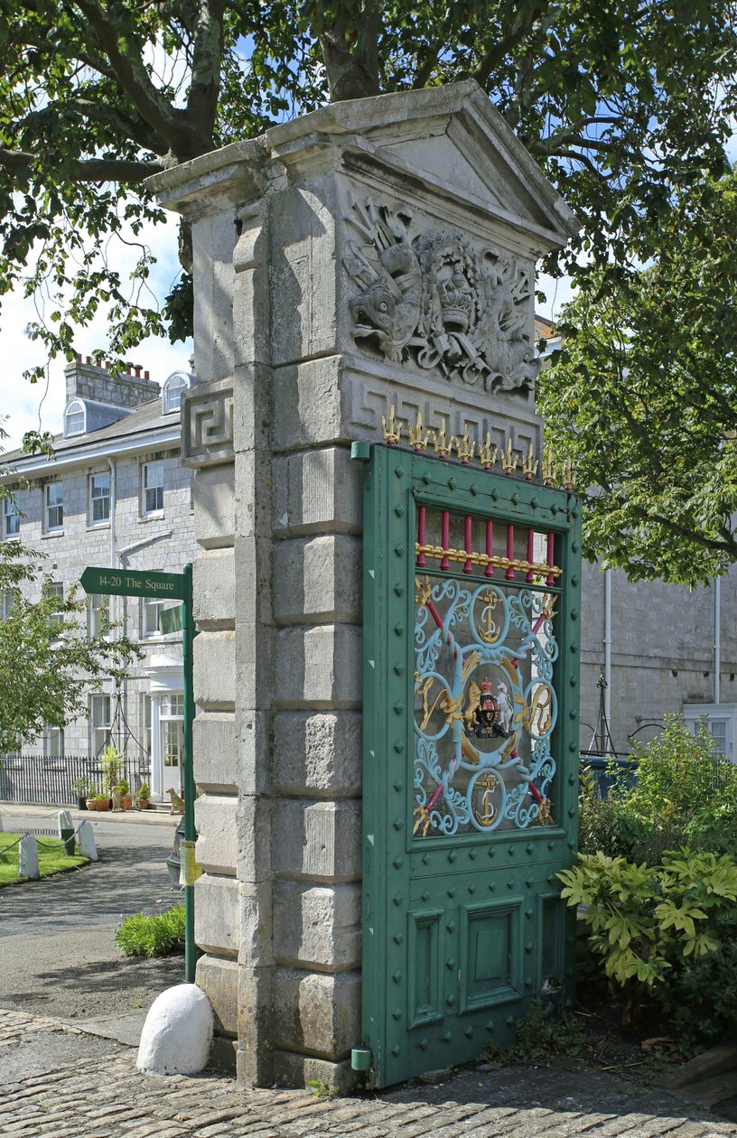 Torpfosten mit Gebäuden des Platzes dahinter, des ehemaligen Royal Naval Hospital, Plymouth von Unbekannt Unbekannt