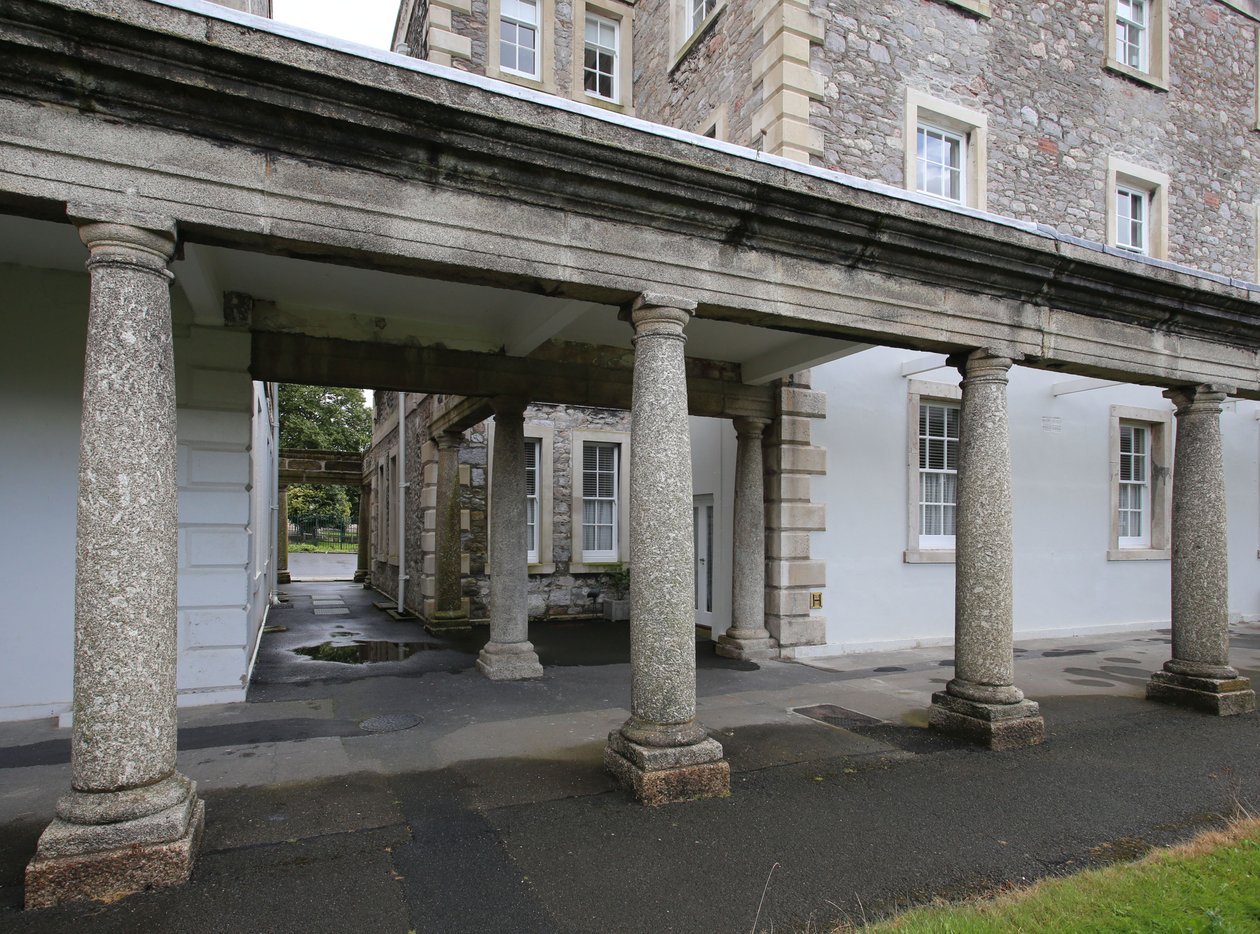 Granitpfeiler der Kolonnade des Trafalgar-Blocks des ehemaligen Royal Naval Hospital, Plymouth von Unbekannt Unbekannt
