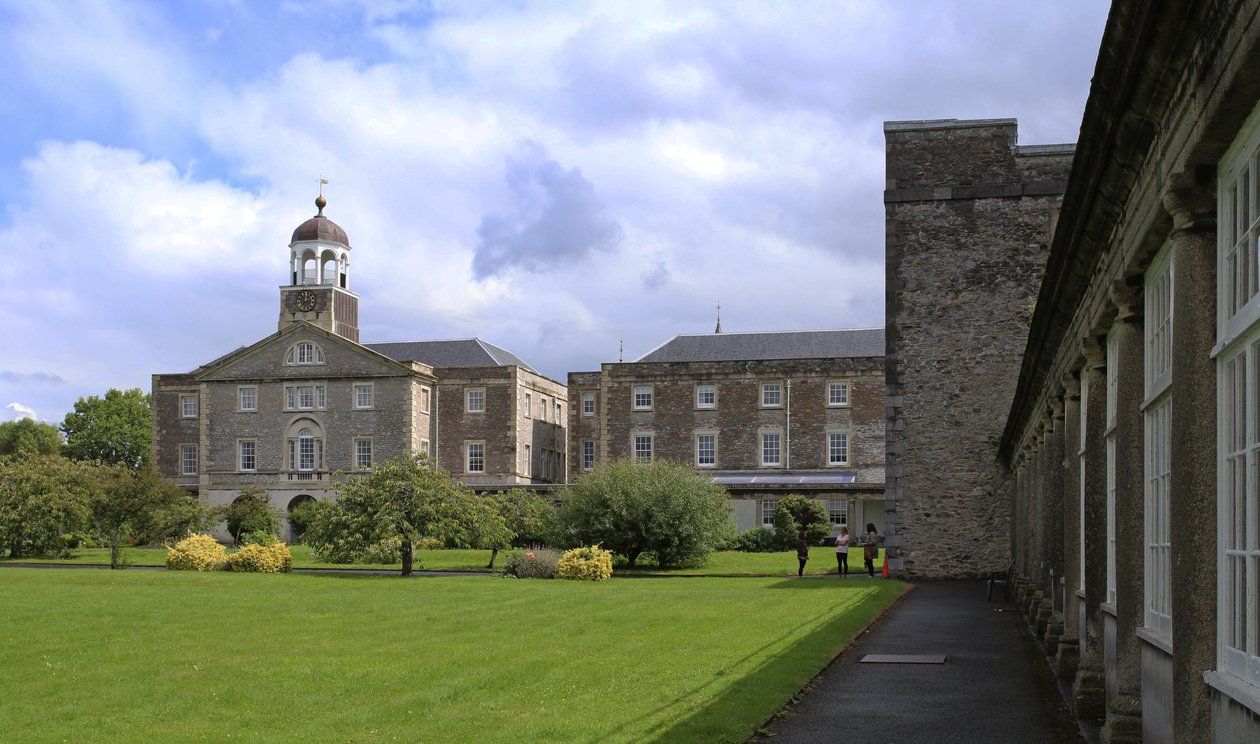 Blick entlang der Granitkolonnade zum Trafalgar-Block, des ehemaligen Royal Naval Hospital, Plymouth von Unbekannt Unbekannt