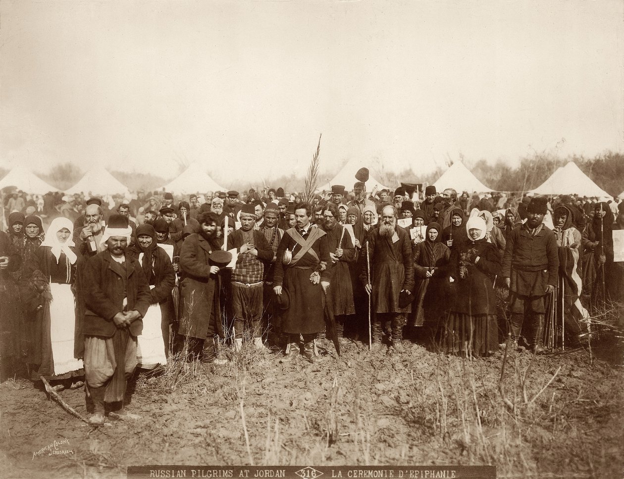Russische Pilger am Jordan, Vorbereitung auf die Epiphanie-Feier, 1898-1911 von American Photographer