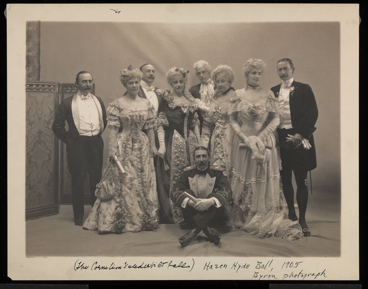 Porträt von fünf Männern (einschließlich Coleman Drayton, August Belmont und Frank Hoppin, die auf dem Boden sitzen) und vier Frauen (einschließlich Mrs. Stuyvesant Fish) beim James Hazen Hyde Ball, New York, 31. Januar von Byron Company