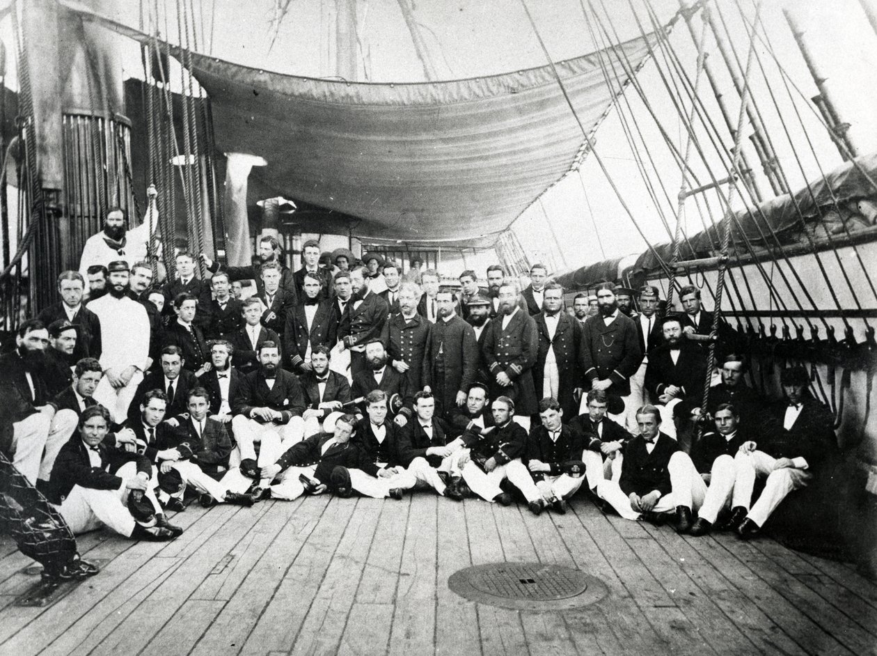 Britische Marineoffiziere an Deck, um 1870 von English Photographer