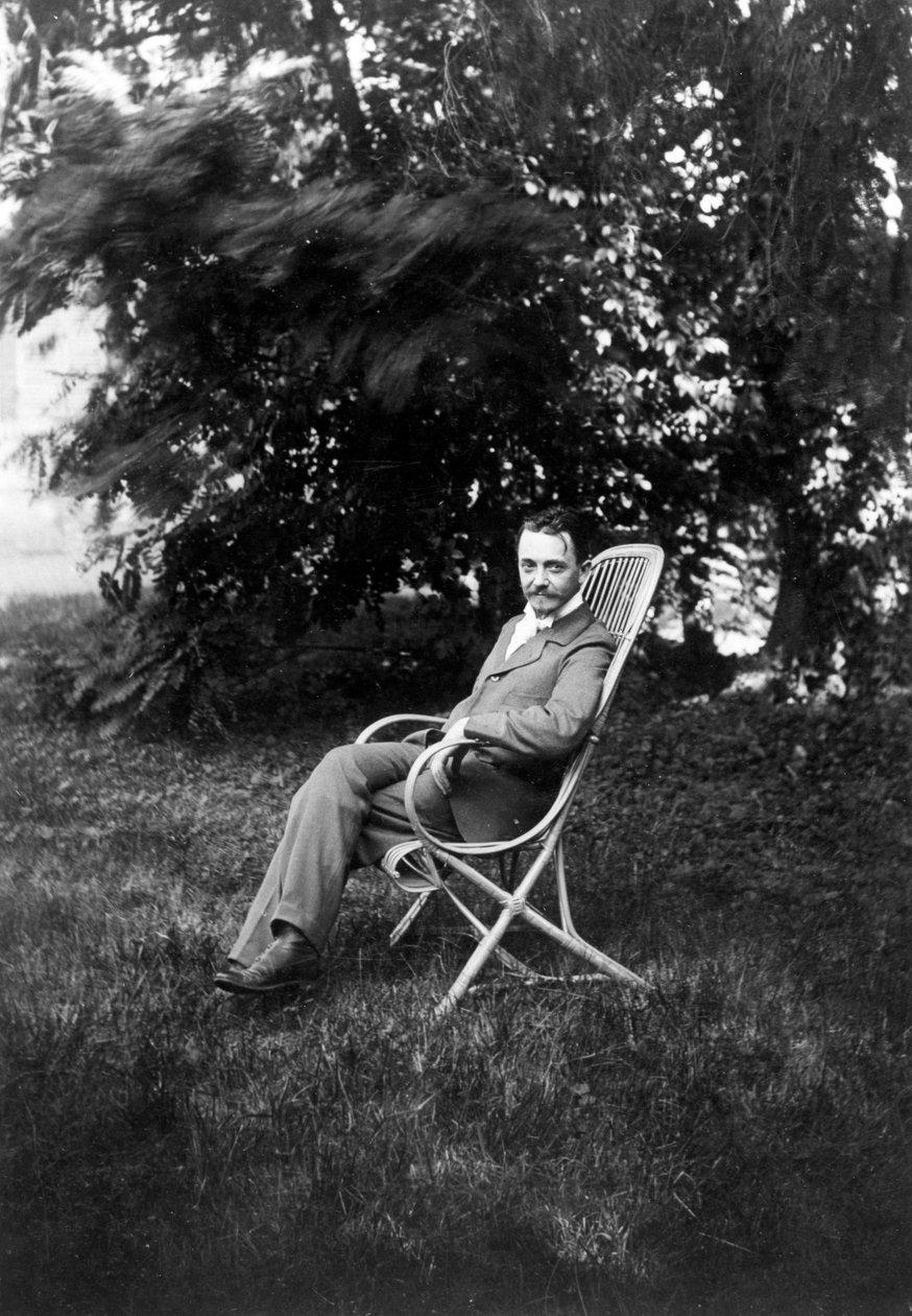 Der Maler Félix Vallotton im Garten des Relais, dem Haus der Natansons in Villeneuve sur Yonne von French Photographer