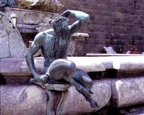 Der Neptunbrunnen (Detail eines Satyrs) von Giambologna
