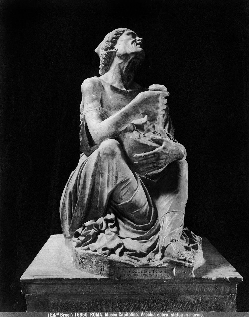 Statue einer alten betrunkenen Frau, die einen Weinschlauch hält von (after) Myron