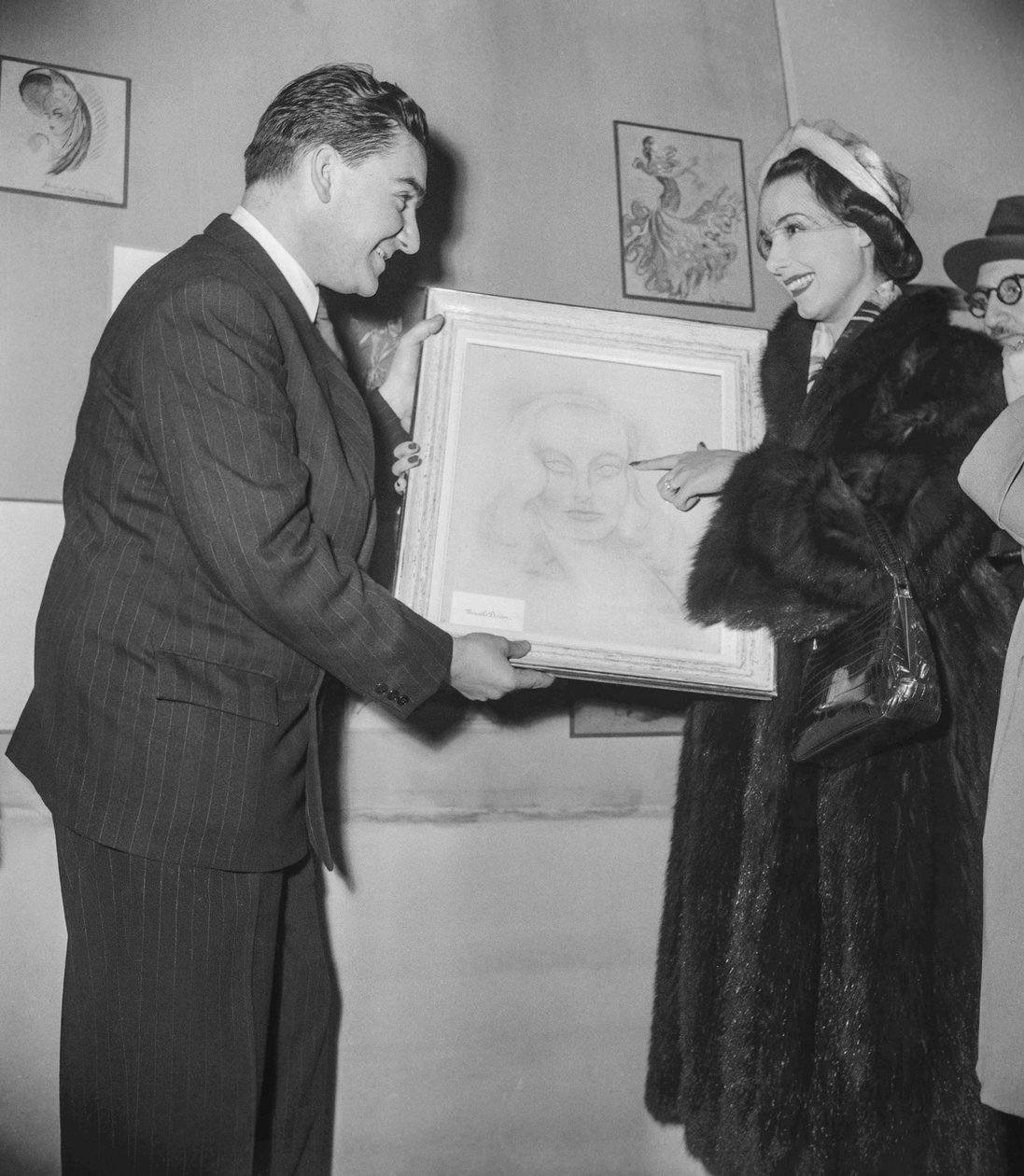 Kunstausstellung (Kunstwerke von Schauspielern), im Palais des Beaux Arts in Paris, 16. Dezember 1950: Die französische Schauspielerin Marcelle Derrien zeigt dem Direktor der Ausstellung ihre Leinwand von Unknown