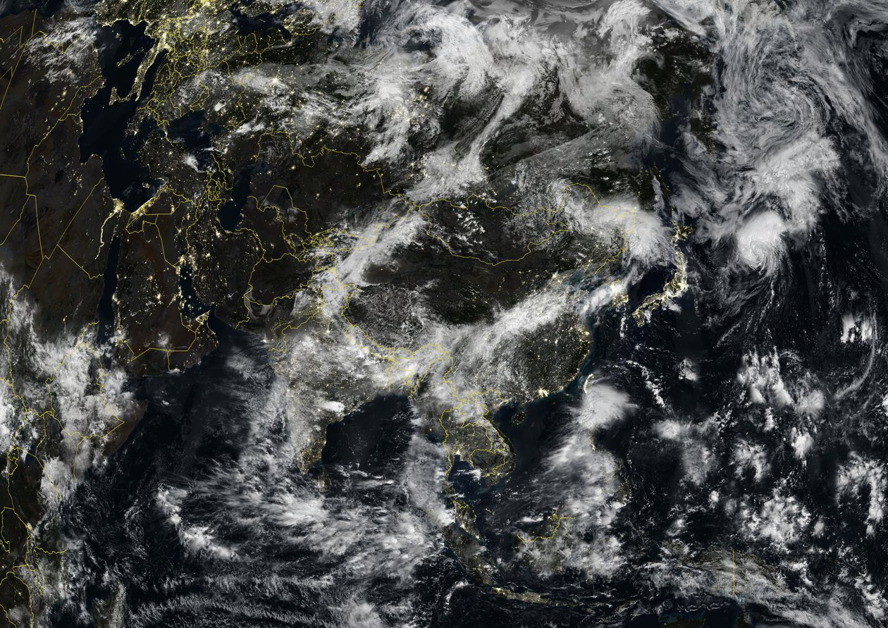 Asien bei Nacht mit Ländergrenzen und Wolkenbedeckung, Satellitenbild in Echtfarben von Unknown