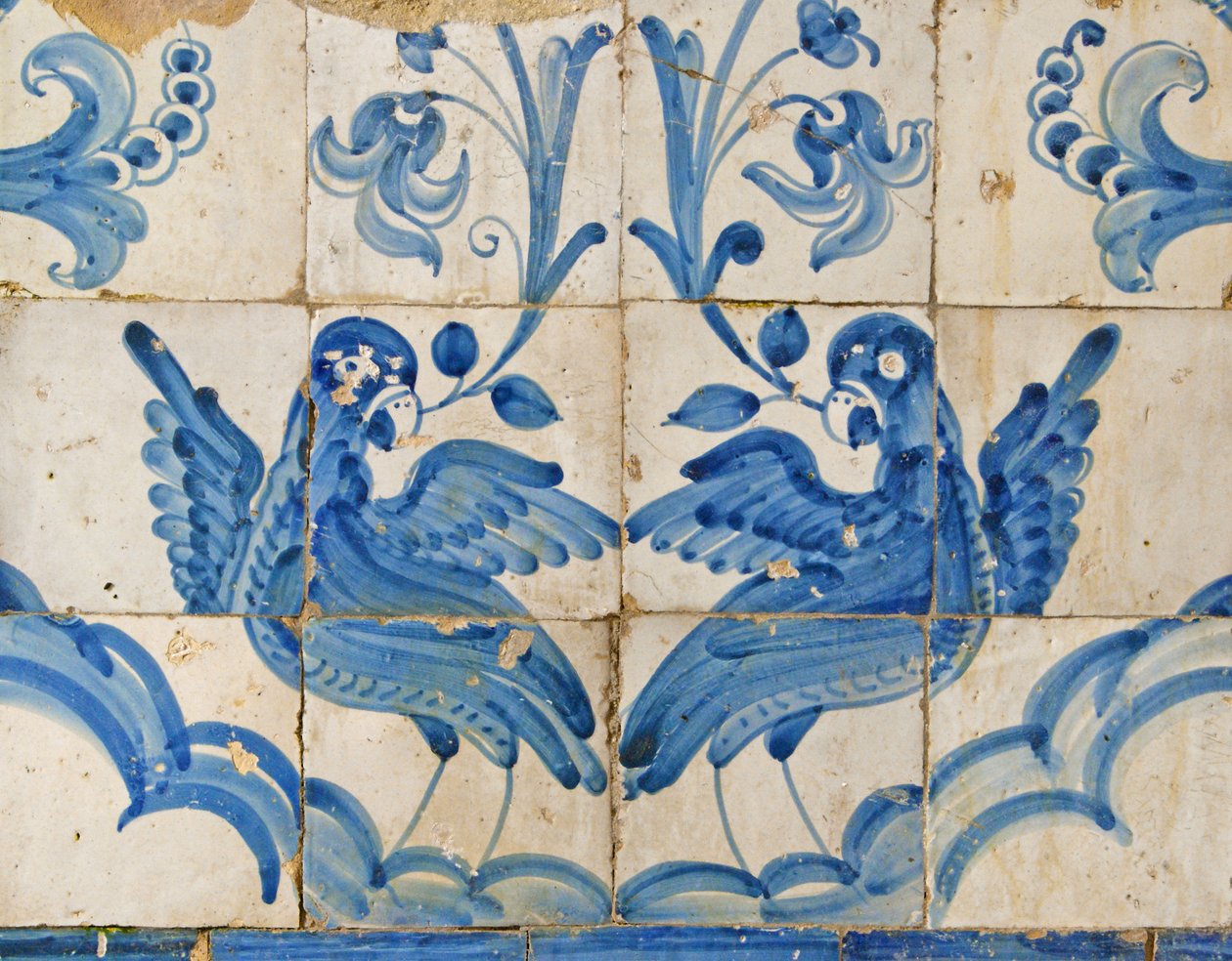 Dekoratives Paneel mit Tauben, die Lilien im Schnabel tragen, Tarouca, Portugal von Unknown