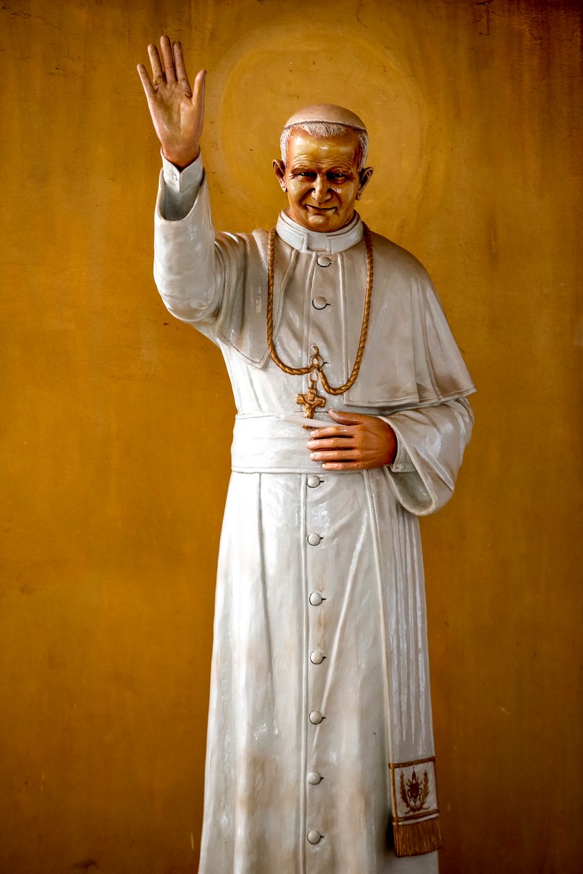 Statue von Papst Johannes Paul II. in der katholischen Pfarrkirche Cristo Risorto de Hedzranawoe, Lomé, Togo von Unknown