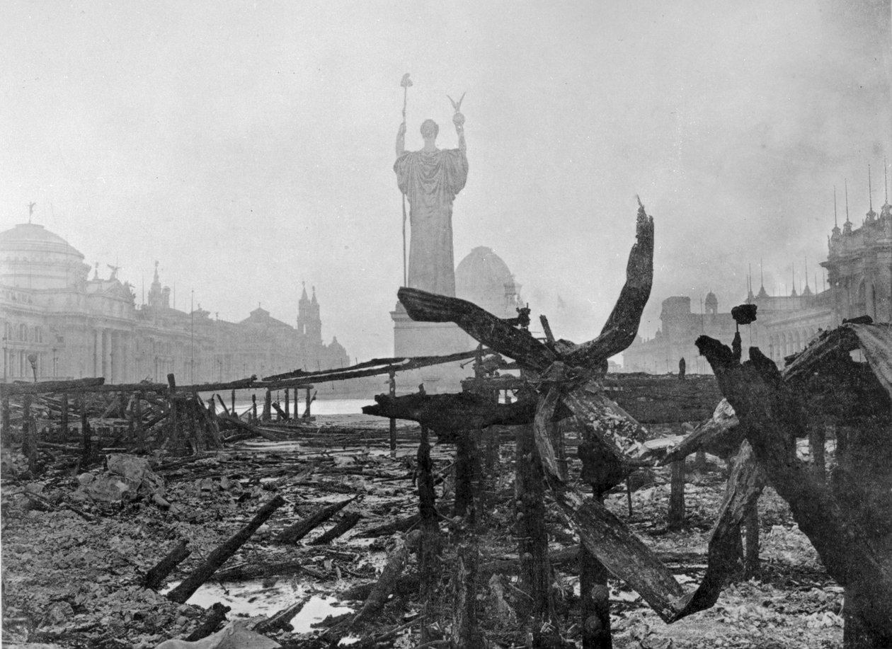 Ansicht der Statue der Republik inmitten der Ruinen des Ehrenhofs des Worlds Columbian Building nach einem Brand am 8. Januar 1894 von American Photographer