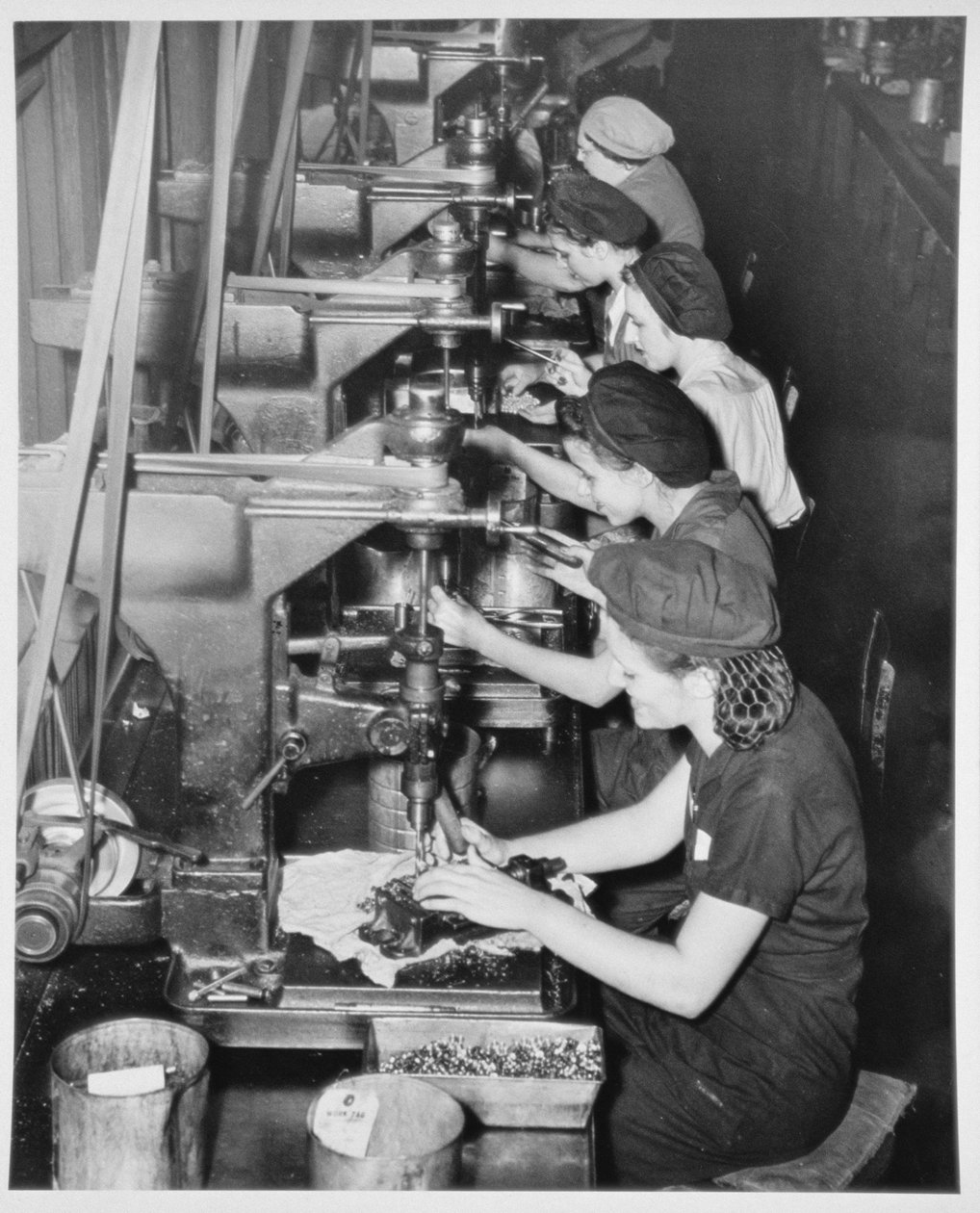 Frauen montieren Flugzeugteile in Fabriken, um 1943 von American Photographer