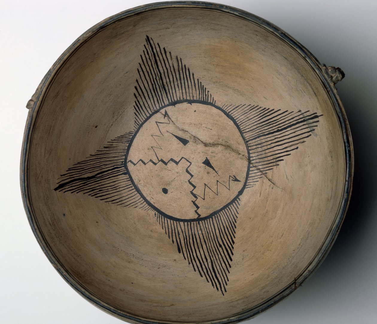 Cochiti Pueblo Ritualschale mit Sonne, Vögeln, Wolken, Blitz und Regen, ca. 1890 von American School