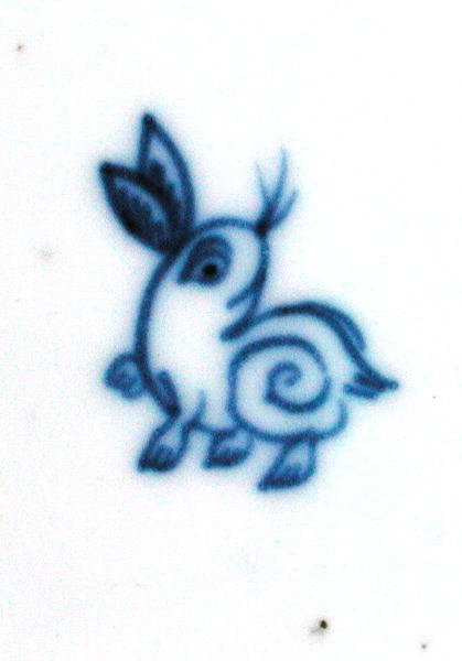 Hasenmarke von einer blau-weißen Vase, bemalt mit einem Jungen beim Baden, andere beim Spielen auf einem Steckenpferd und andere mit einem Hasen, Wanli oder Chongzheng, 1600-30 (Detail) von Chinese School