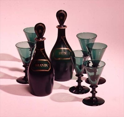Set aus sechs Gläsern und Karaffen für Rum und Brandy, spätes 19. Jahrhundert von English School
