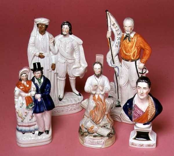 Staffordshire-Figuren von Sir Robert Peel, Erzbischof Cranmer, Othello und Iago, Königin Victoria und Prinz Albert und Liberty von English School