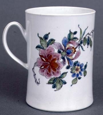 Worcester Krug von zylindrischer Form, dekoriert mit einem Spray von stilisierten Prunus in Famille-Rose-Palette, ca. 1750-55 von English School