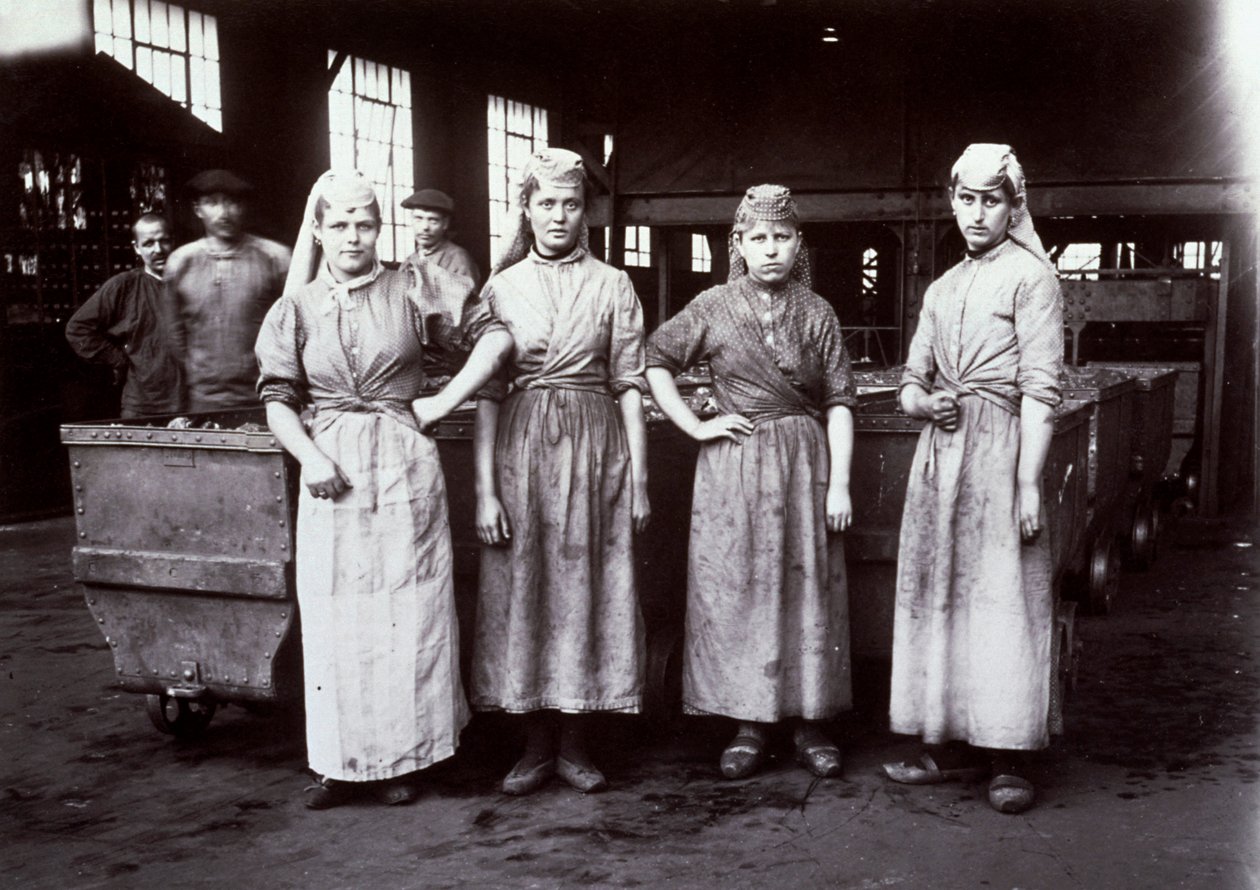 Porträt von vier jungen Arbeiterinnen, die in der Kohlenaufbereitung des Bergwerks von Leus, Frankreich, 1896 beschäftigt sind von French Photographer