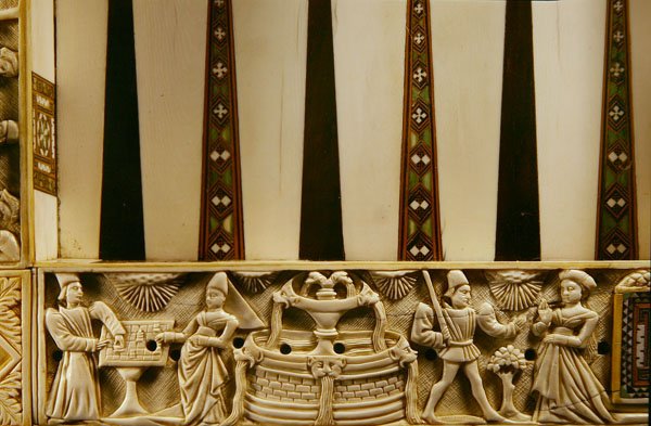 Rand eines Backgammon-Bretts, das Schachspieler und Liebende darstellt, 1415 von French School