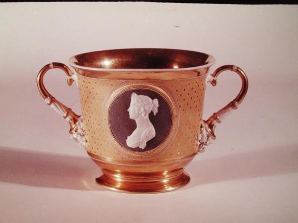 Sevres-Tasse mit einem Kameo-Porträt von Kaiserin Josephine (1763-1814) von French School